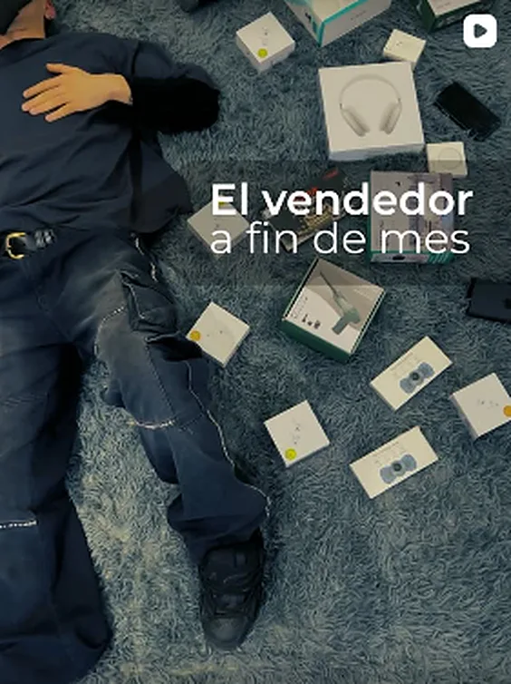 Cajas de auriculares repartidas sobre el piso: el vendedor a fin de mes