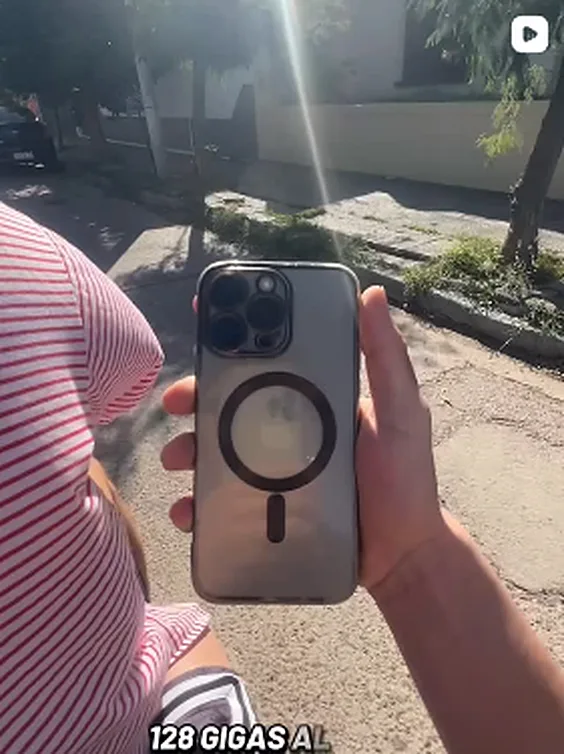 iPhone con funda MagSafe en la mano, al sol