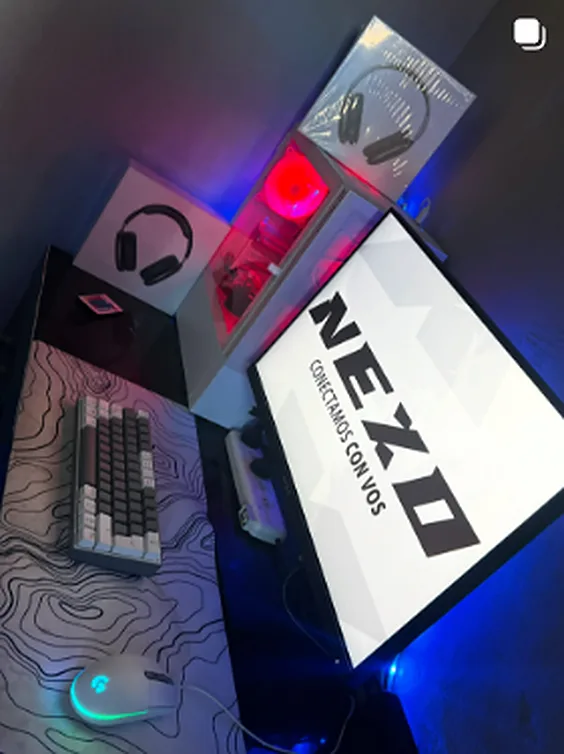 Setup con auriculares, teclado y caja NEXO iluminada