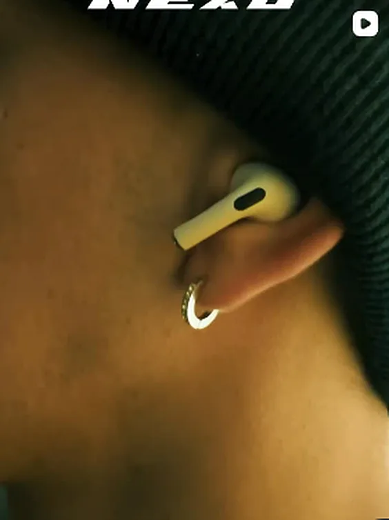 Auricular inalámbrico puesto, en primer plano